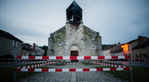 Foudre sur Farges-lès-Mâcon : le clocher de l&rsquo;église Saint-Barthélémy endommagé