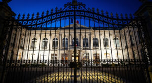Haute-Loire : des carcasses de brebis accrochées aux grilles de la préfecture contre le loup