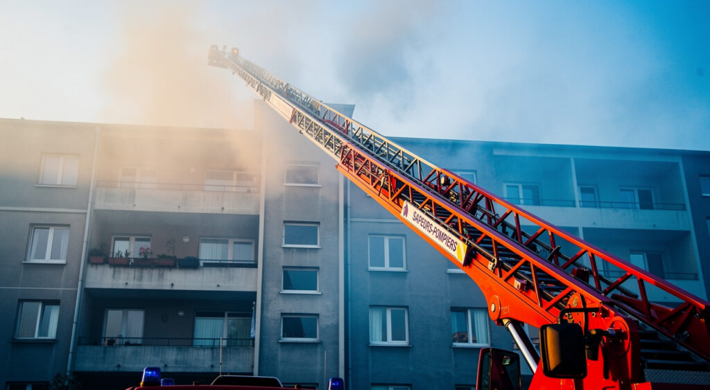 Incendie à Alençon : 41 évacués et 11 blessés dans un immeuble social du quartier Croix Mercier