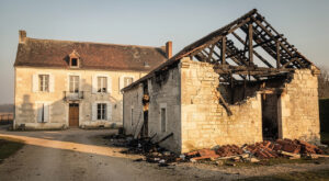 Incendie à Restigné : une dépendance en feu, la toiture touchée, pas de blessé