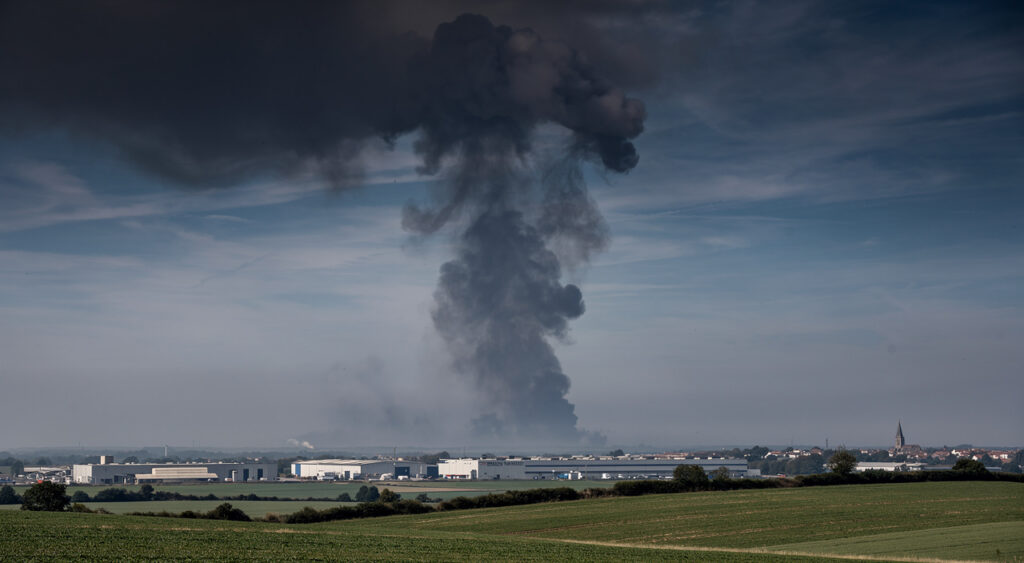Incendie de batteries lithium à Pons : explosions et fumée à 50 km, pas de blessés