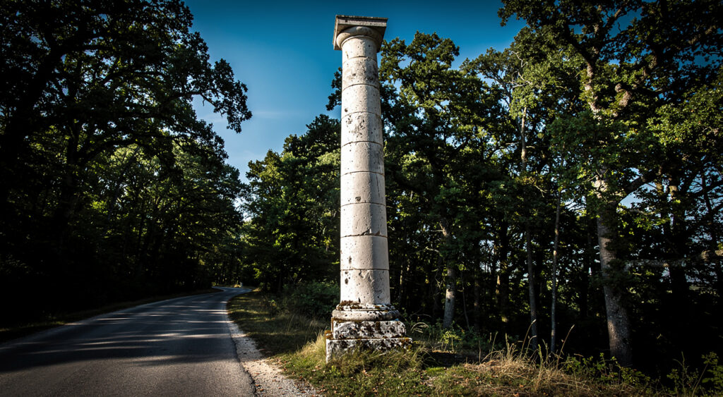 Jura : un homme de 33 ans originaire de Dole meurt en percutant une colonne historique en forêt de Chaux