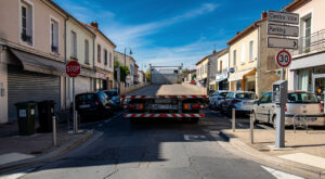 Longjumeau : un convoi exceptionnel belge bloque brièvement une rue après s&rsquo;être égaré