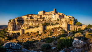 Lussan, village perché du Gard : falaises, médiéval et panoramas à 30 km de Nîmes