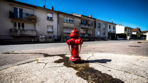 Massy (91) : bouche d'incendie ouverte, projectiles sur des policiers