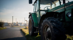 Montreuil-Bellay : un jeune de 23 ans meurt au volant de son tracteur après un malaise