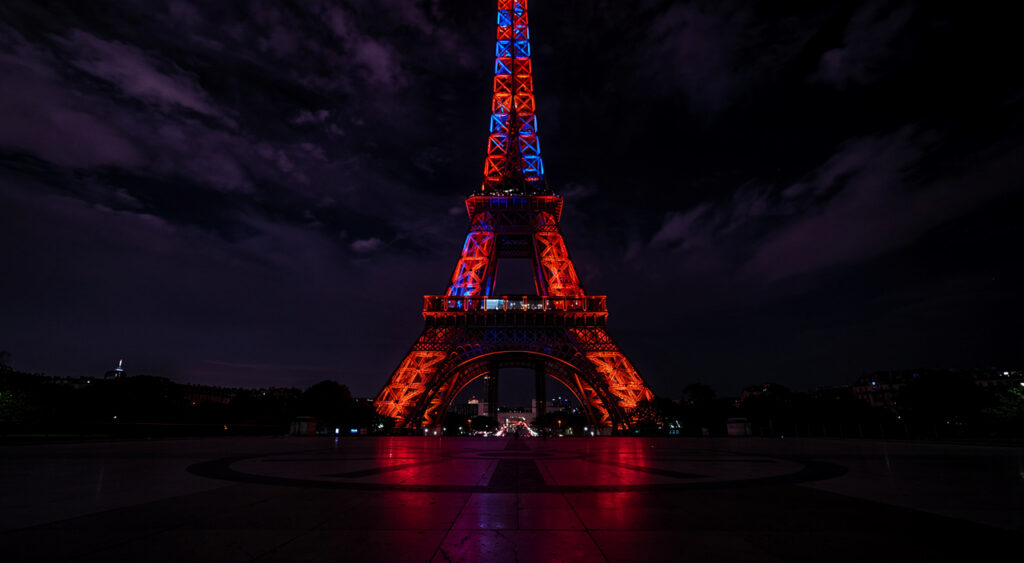 Paris : la Tour Eiffel illuminée en rouge et bleu à la veille de la finale PSG-Arsenal