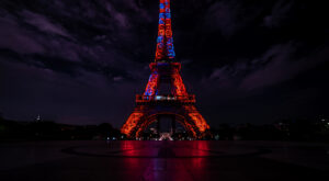 Paris : la Tour Eiffel illuminée en rouge et bleu à la veille de la finale PSG-Arsenal