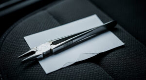 Paris : un faux dentiste ciblait les sans-papiers sur les marchés et opérait dans sa voiture