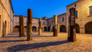 Perpignan : cinq colonnes monumentales signées par 150 apprentis pour le festival Ida y Vuelta