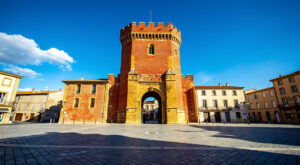 Perpignan : un collectif de gauche organise un forum place du Castillet face au Printemps de la liberté d&rsquo;expression