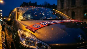 Poissy : le député Karl Olive monte sur un capot pour fêter la victoire du PSG