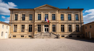 Privas : 36 collégiens du Cheylard découvrent la préfecture avec le préfet Trévisani