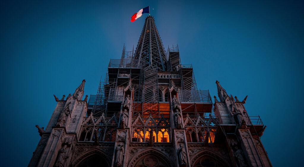 Rouen : drapeau hissé sur la cathédrale, pompiers mobilisés et plainte de la préfecture