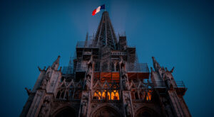 Rouen : drapeau hissé sur la cathédrale, pompiers mobilisés et plainte de la préfecture