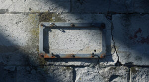 Saint-Fargeau : la mairie indignée par le vol d&rsquo;une plaque et d&rsquo;objets funéraires