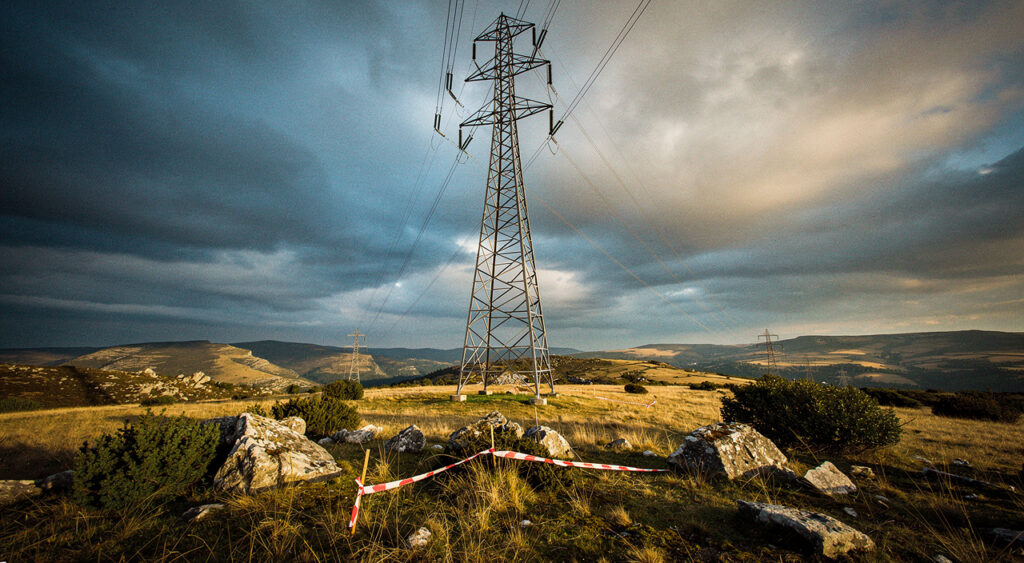 Val d&rsquo;Arcomie : un ouvrier projeté à 15 mètres par un câble RTE, héliporté au CHU