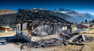 Val-de-Chaise : une femme de 63 ans meurt dans l&rsquo;incendie d&rsquo;un chalet