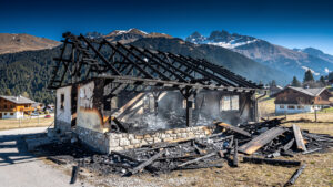 Val-de-Chaise : une femme de 63 ans meurt dans l'incendie d'un chalet