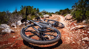 VTT : un cycliste de 78 ans grièvement blessé dans le Val du Gilly à Grimaud