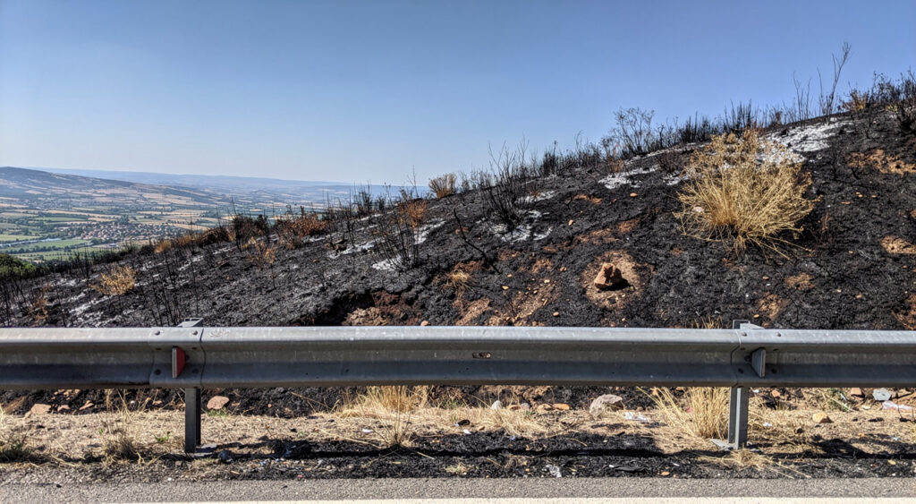 A7 à Loriol-sur-Drôme : un pneu éclate, 500 m² de végétation partent en fumée