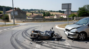 Accident de moto à Cherveux : un motard grièvement blessé au genou, une enquête ouverte