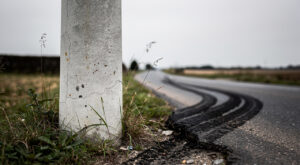 Accident mortel à Valanjou : un homme de 24 ans décède après avoir percuté un poteau sur la RD 84