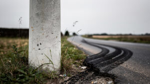 Accident mortel à Valanjou : un homme de 24 ans décède après avoir percuté un poteau sur la RD 84