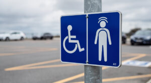 Alençon installe un pictogramme « handicap invisible » sur ses places PMR