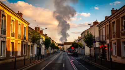 Angers : une Peugeot 307 s’embrase dans le quartier Saint-Serge, la conductrice indemne