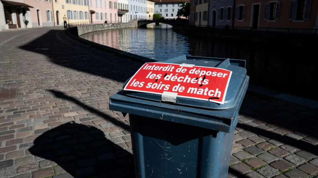 Annecy : les poubelles interdites dans le centre-ville les soirs de match de la Coupe du Monde pour éviter les incendies