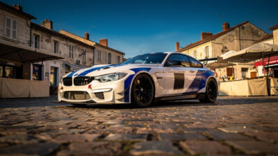 Arnold Robin sur le marché de La Ferté-Bernard avec la BMW n°72 avant la Road to Le Mans