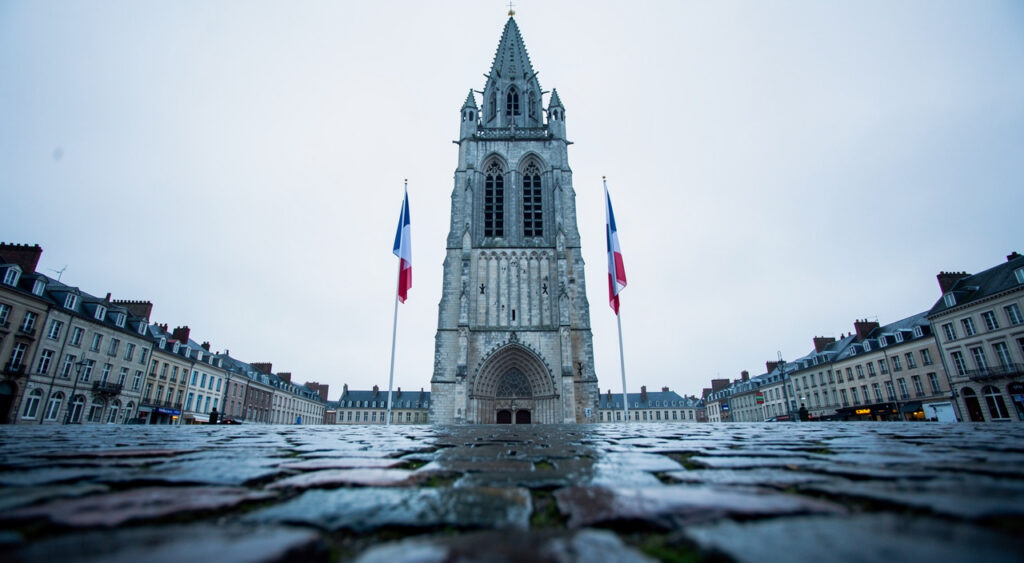 Arras : les drapeaux mis en berne au beffroi en hommage à Lyhanna