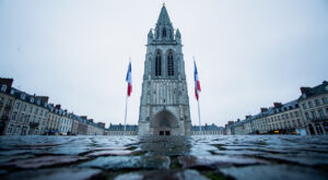 Arras : les drapeaux mis en berne au beffroi en hommage à Lyhanna