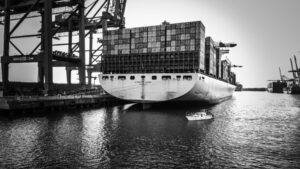 Porte-conteneurs à quai dans un port