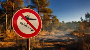 Aude : restrictions strictes sur les travaux mécaniques face au risque incendie sévère