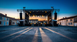Aurillac en scène : plus de 6 000 festivaliers pour la première soirée au Prisme