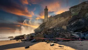 Biarritz : effondrement de falaise au phare Miramar, les recherches du second plongeur stoppées