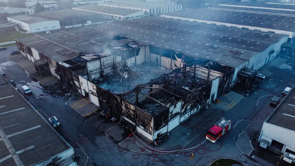 Bobigny : incendie d’entrepôts circonscrit, 170 pompiers mobilisés, pas de victime