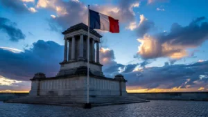 Bourg-en-Bresse : le préfet de l&rsquo;Ain préside l&rsquo;hommage du 18 Juin au monument aux morts