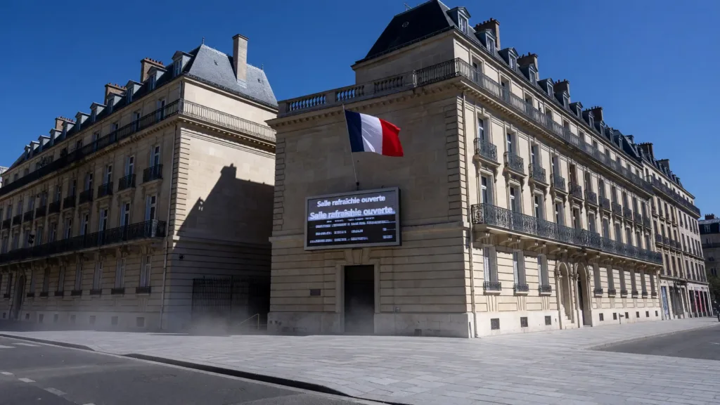 Canicule à Paris : la Ville active le niveau 4 de son plan d'urgence