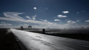 Canicule dans les Deux-Sèvres : du lait de chaux épandu sur les routes pour éviter la fonte du bitume