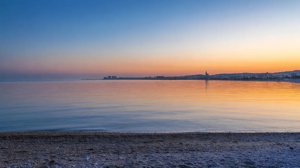 Canicule et pollution à Marseille : piscines gratuites, plage des Catalans ouverte 24h/24