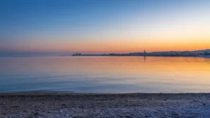Canicule et pollution à Marseille : piscines gratuites, plage des Catalans ouverte 24h/24