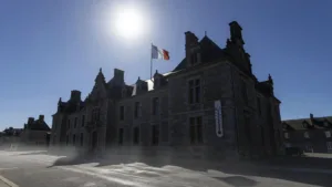 Canicule : le Finistère passe en vigilance rouge ce lundi, écoles et employeurs concernés