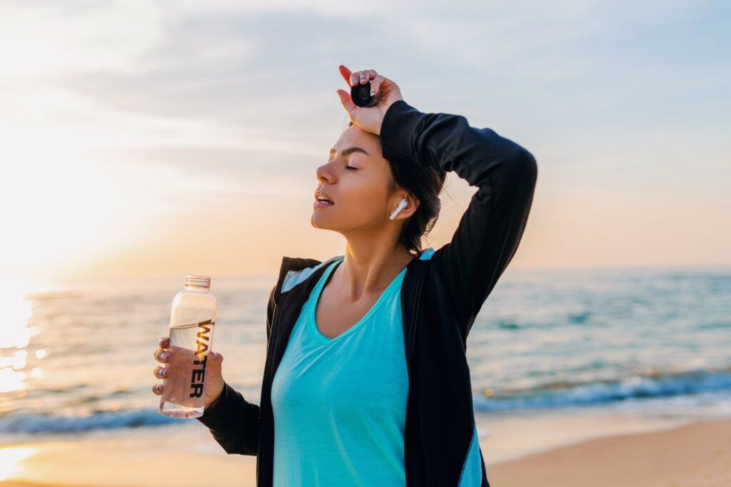 Femme s'hydratant lors d'une forte chaleur