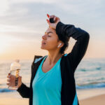 Femme s'hydratant lors d'une forte chaleur