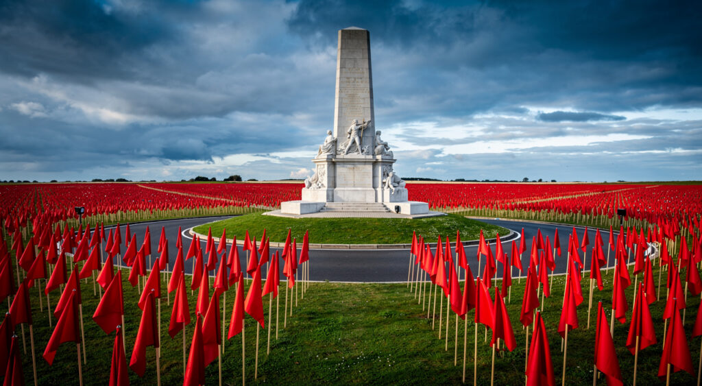 Carentan-les-Marais : 14 201 drapeaux rouges plantés pour les parachutistes de la Libération