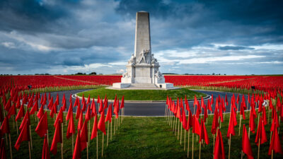 Carentan-les-Marais : 14 201 drapeaux rouges plantés pour les parachutistes de la Libération