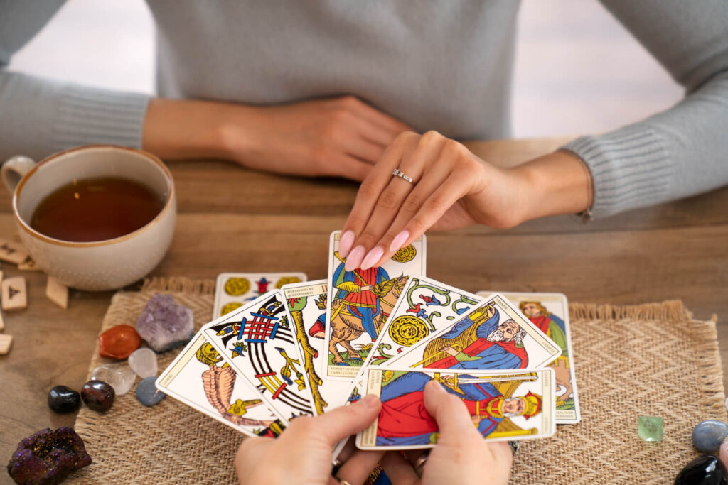 Tirage de cartes de cartomancie sur une table avec cristaux